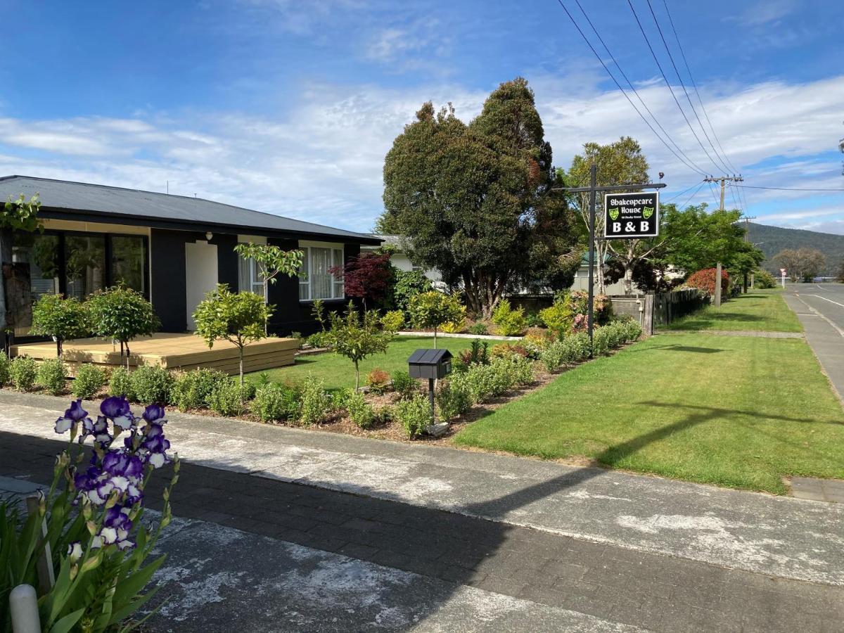 Bed and Breakfast Shakespeare House Te Anau Esterno foto
