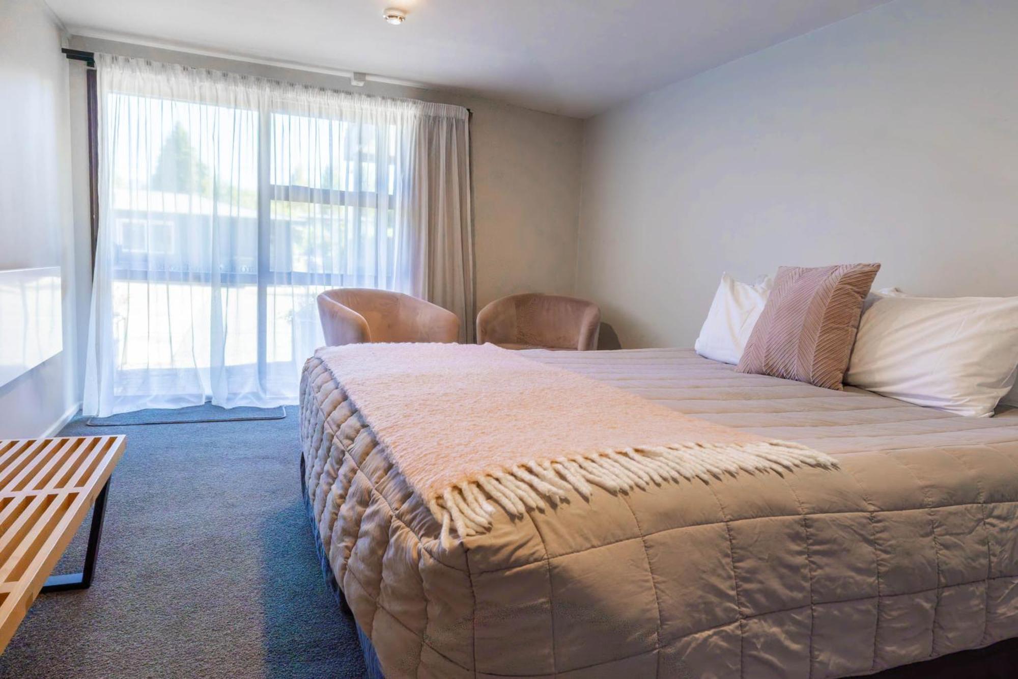 Bed and Breakfast Shakespeare House Te Anau Esterno foto