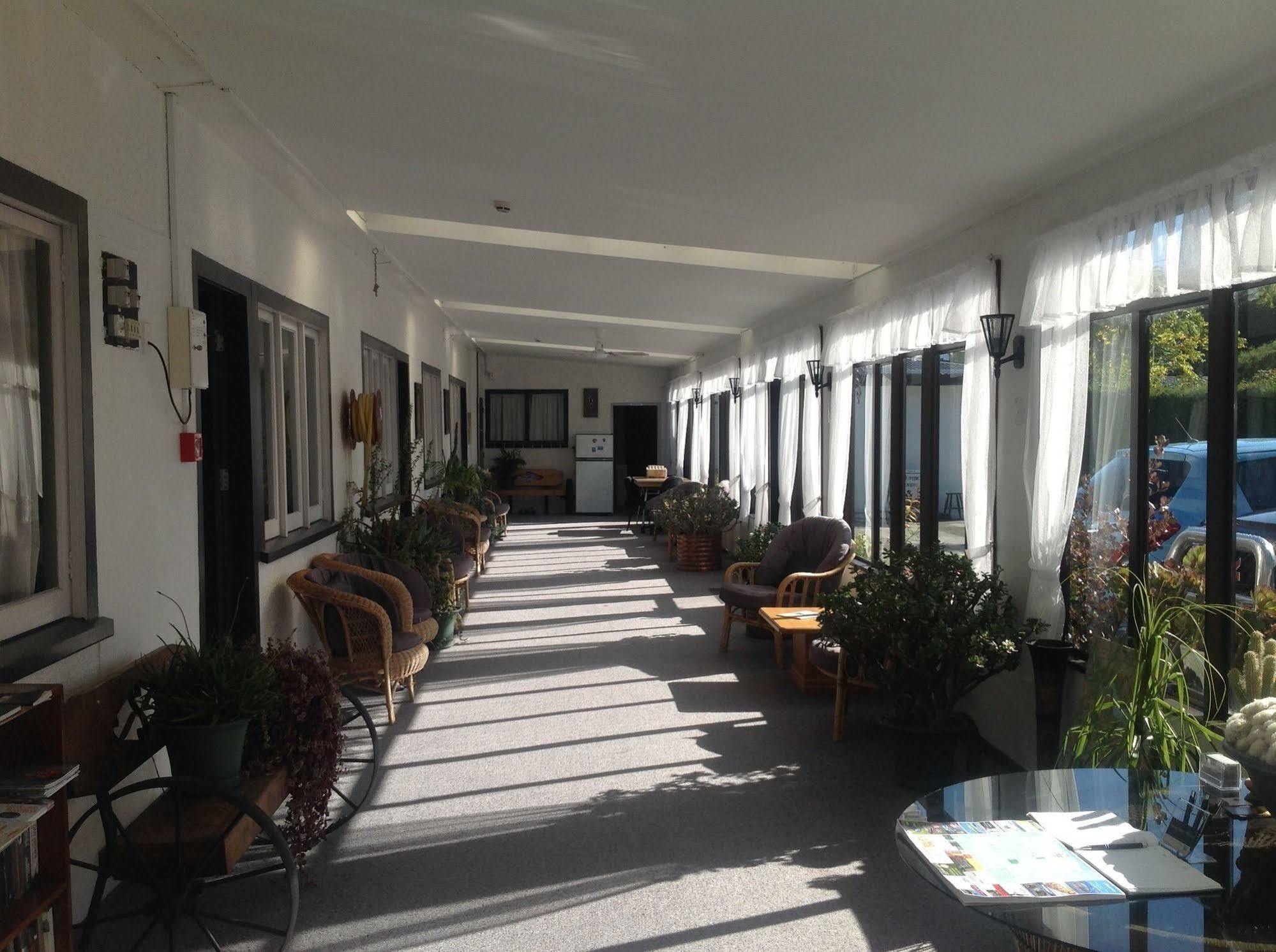 Bed and Breakfast Shakespeare House Te Anau Esterno foto
