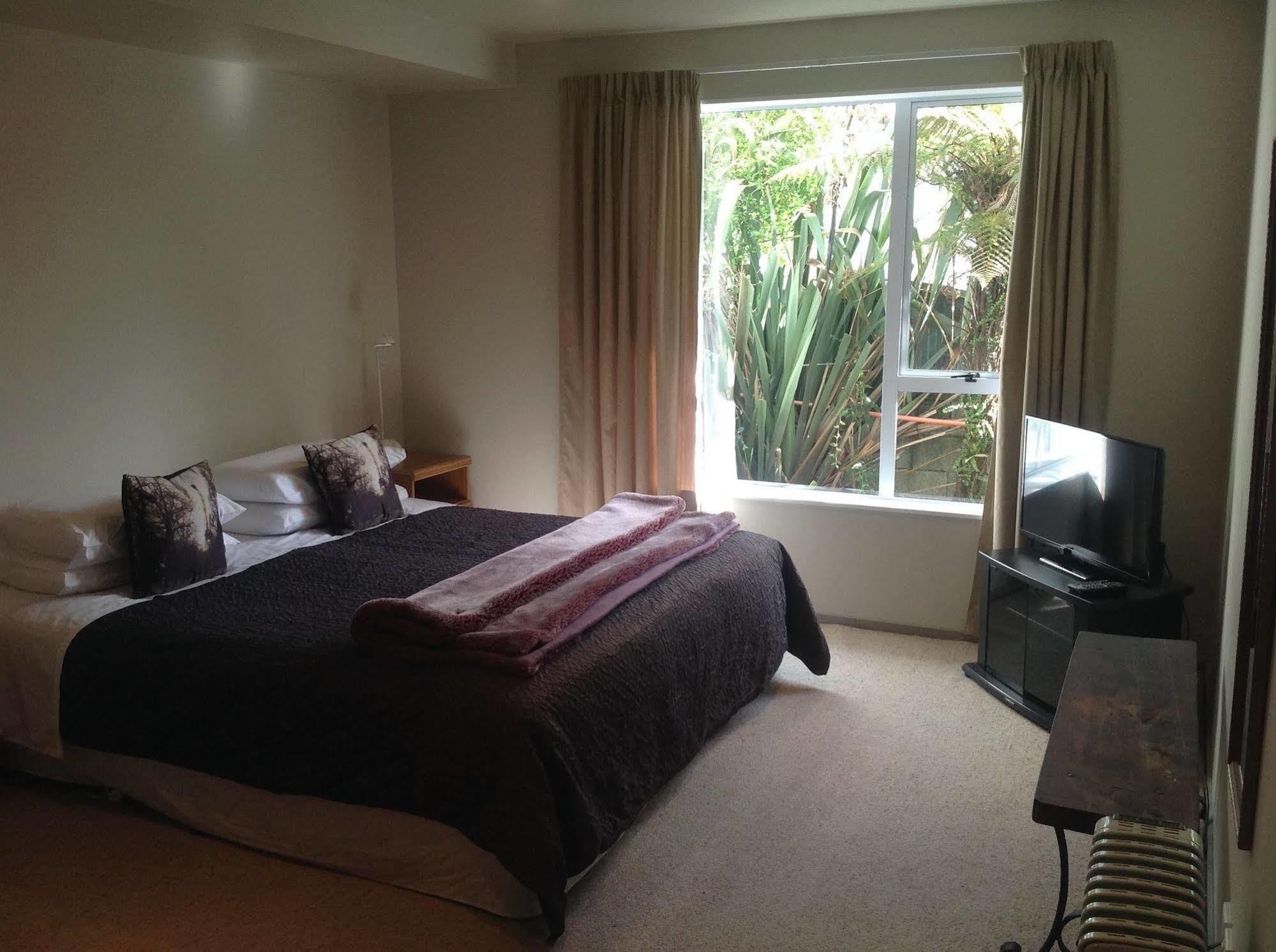 Bed and Breakfast Shakespeare House Te Anau Esterno foto