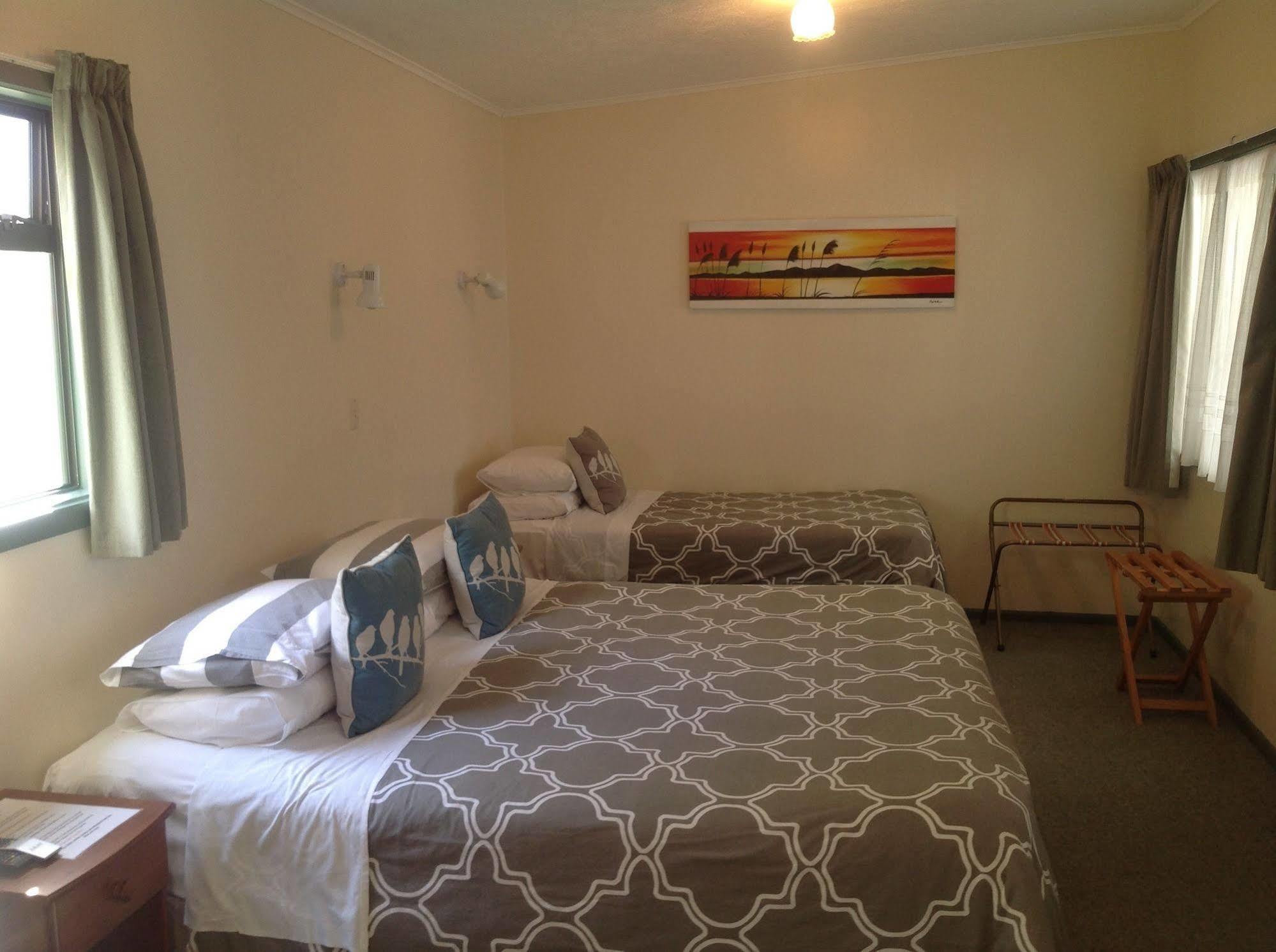 Bed and Breakfast Shakespeare House Te Anau Esterno foto