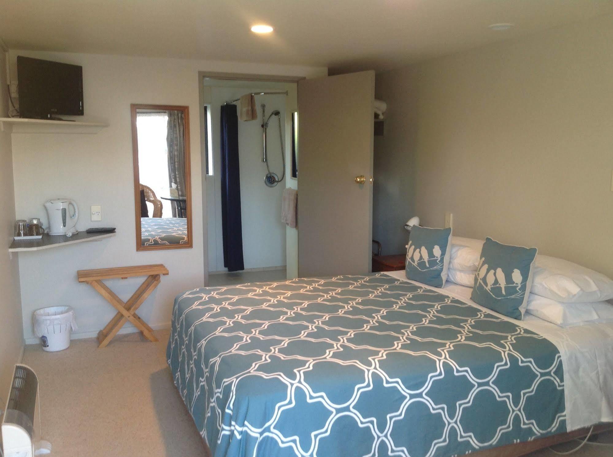 Bed and Breakfast Shakespeare House Te Anau Esterno foto