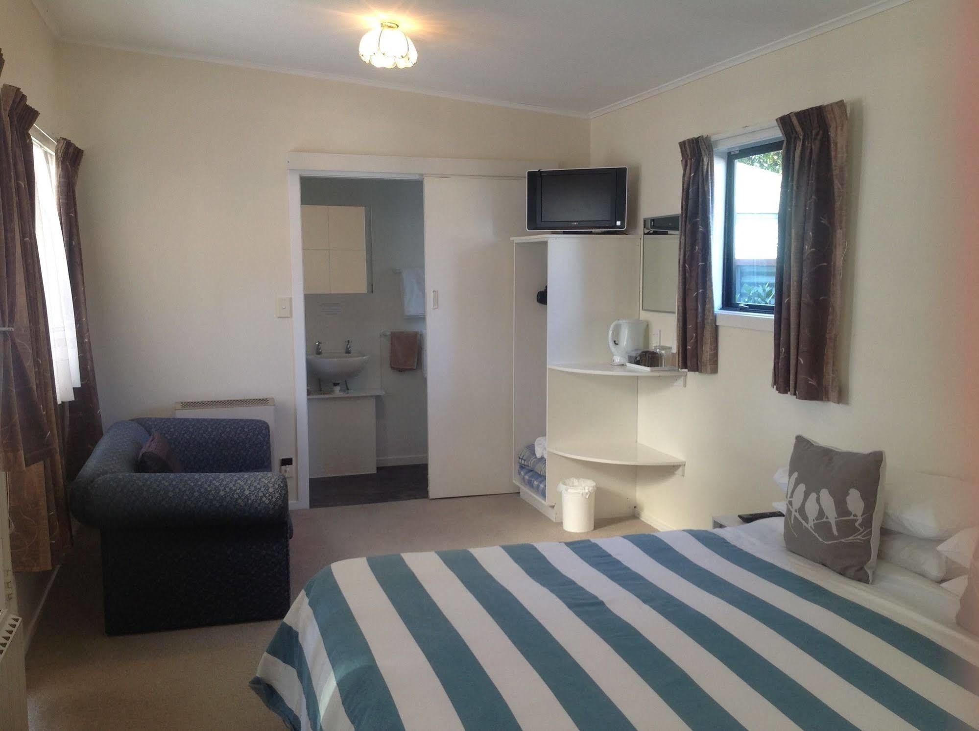 Bed and Breakfast Shakespeare House Te Anau Esterno foto