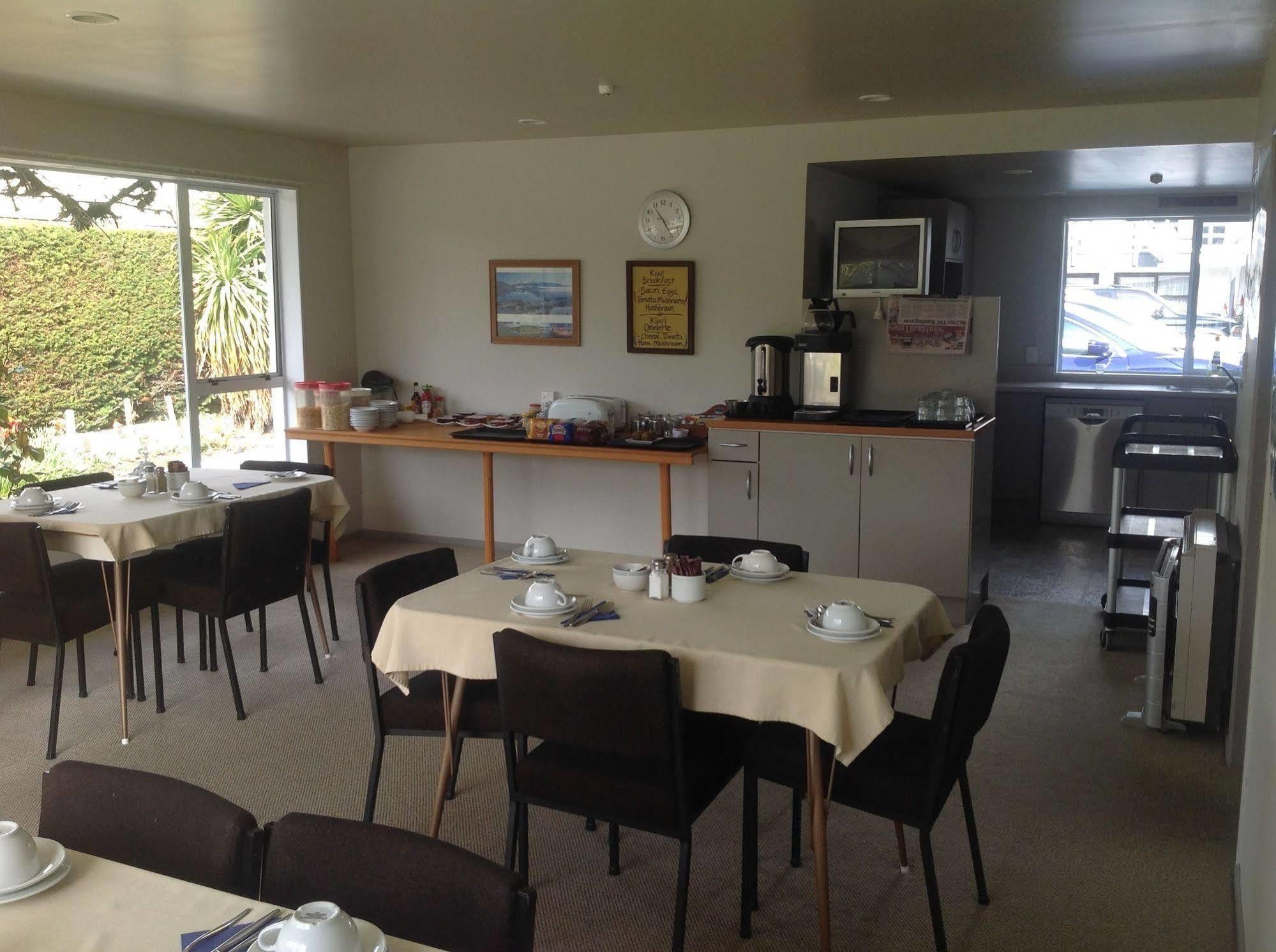 Bed and Breakfast Shakespeare House Te Anau Esterno foto