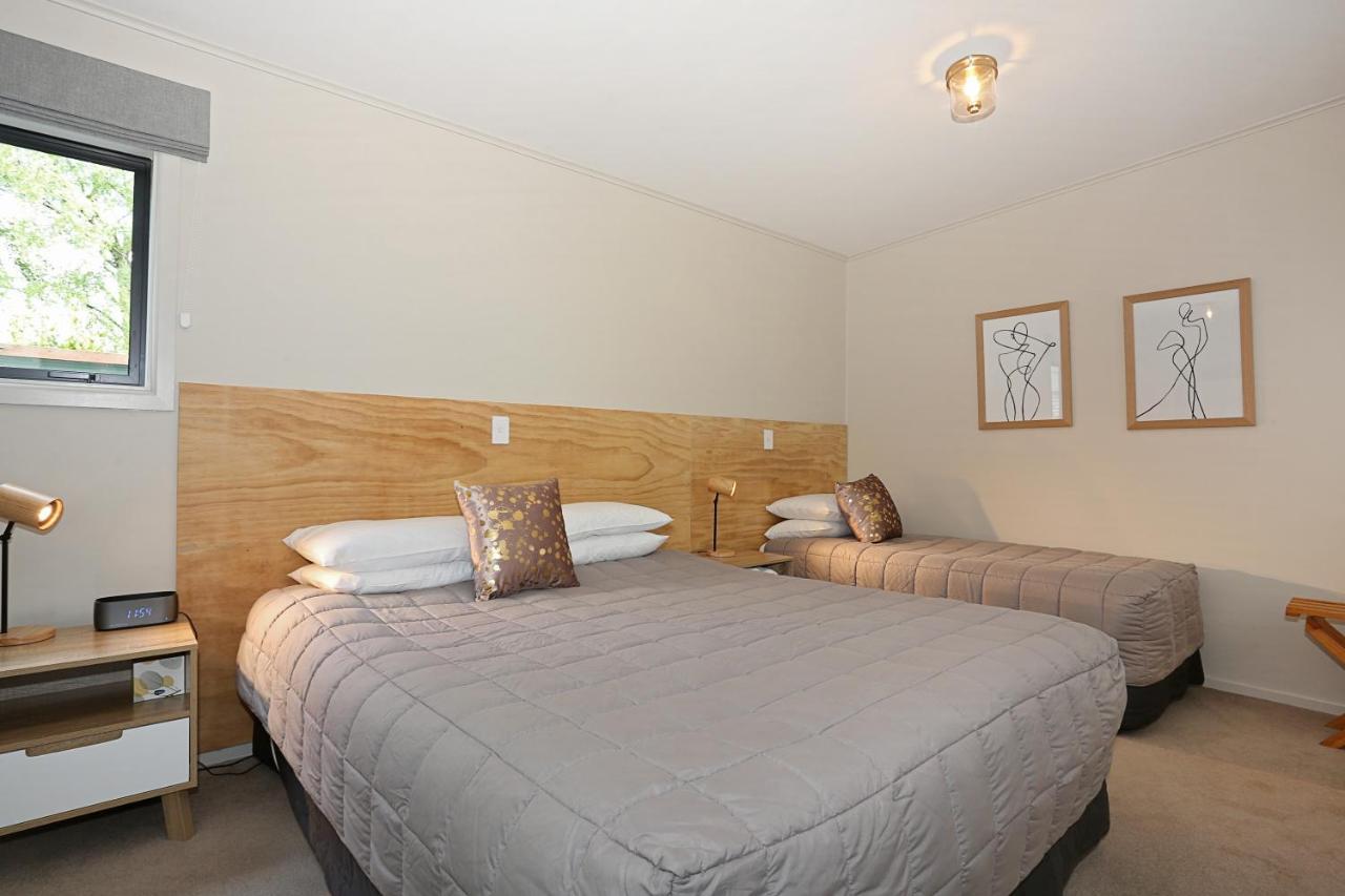 Bed and Breakfast Shakespeare House Te Anau Esterno foto