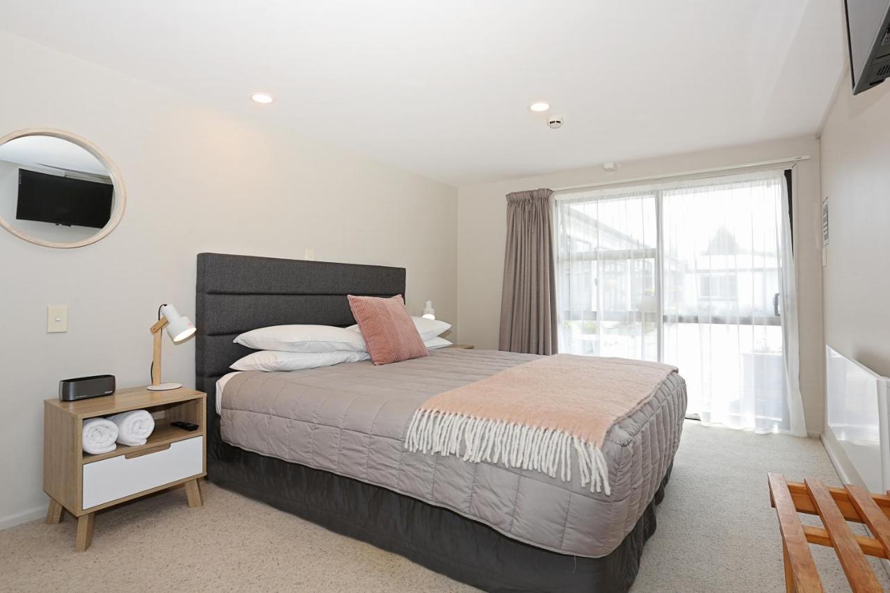 Bed and Breakfast Shakespeare House Te Anau Esterno foto