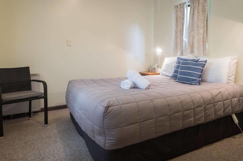 Bed and Breakfast Shakespeare House Te Anau Esterno foto